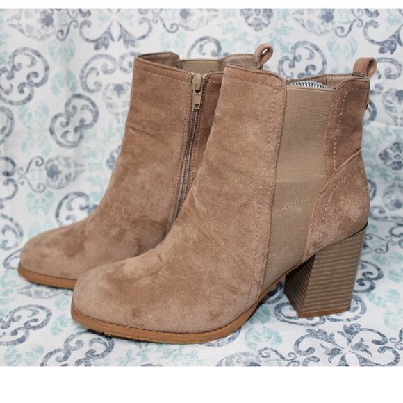 Pierre‎ Dumas Cammy Boot in Taupe Size 7.5 Women's - Picture 1 of 9